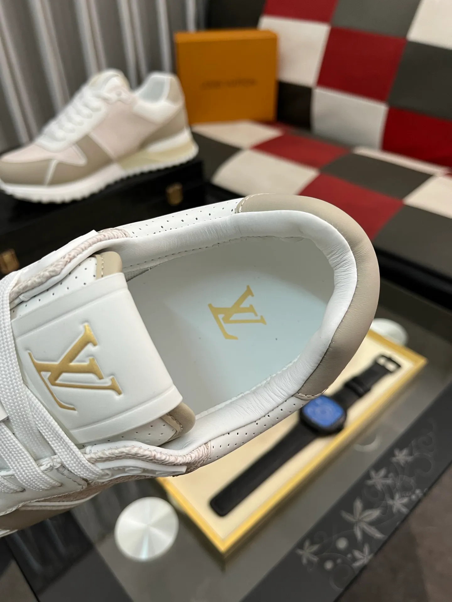 Men's men's shoes 💰760⌚️⌚️Breaking hot 🆕🆕🆕𝙇𝙑 Top version: LV TARINE Louis Vuitton Donkey Brand L Home Casual Sports Shoes Skateboard Shoes Original Purchase Development Production This LV Trainer sneaker draws inspiration from retro basketball shoes, with a mixed technical material upper and handwritten Louis Vuitton logo on the side to highlight its eye-catching style. Rubber outsole with upgraded grip, exquisite packaging at the delivery counter 🛍📦 ▪️Fabrics: Original customized imported first-layer cowhide ▪️Inner lining: Original customized breathable mesh ▪️Outsole: Original molded TPU combination outsole ▪️Sole thickness: 3CM ▪️Size: Male 38-46 (customized at 45.46)